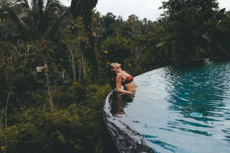 alloggiare a Bali in strutture con piscine a sfioro con vista foresta